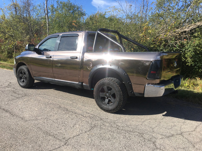 2009 Dodge Ram 4x4 4 door crew cab w/ 5.7 hemi 6 passengers