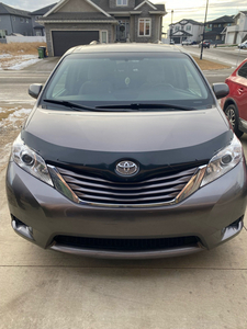 2015 Toyota sienna LE AWD low km pending**