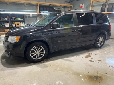 Used 2015 Dodge Grand Caravan * DVD entertainment system * Stow and Go * * Bluetooth * Leatherette seats w/perforated suede inserts * Secondrow overhead 9inch VGA video screen * for Sale in Cambridge, Ontario