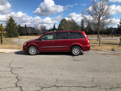 2013 Chrysler Town and Country Leather,back up cam, power doors