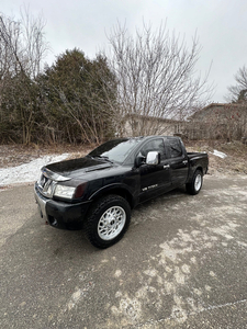 2011 Nissan titan long can fully loaded 4x4
