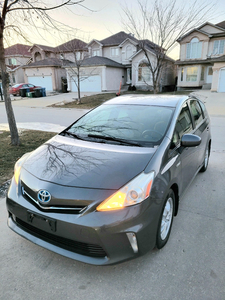 2013 Toyota Prius v (Finance available)