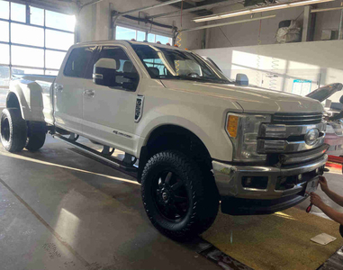 2017 Ford F-350 Dually Lariat Diesel, $10,000 of upgrades