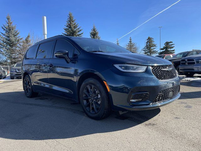 2022 Chrysler Pacifica Touring L | Clean Carfax | Carplay