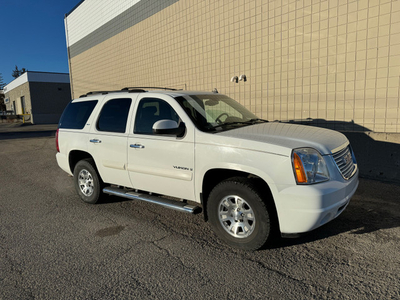 2007 GMC Yukon/ Navi / Sunroof/ 7 Pass / Leather /**Very Clean**