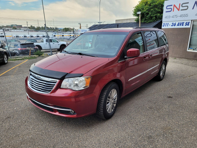 2014 Chrysler Town & Country Touring Limited WITH ONE YEAR WARRA