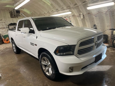Used 2015 RAM 1500 SPORT CREW CAB 4X4 HEMI * Leather * Uconnect 8.4A AM/FM/SXM/BT 8.4-inch touchscreen * 20 inch aluminum wheels with Tech Silver pocket * Power Folding for Sale in Cambridge, Ontario