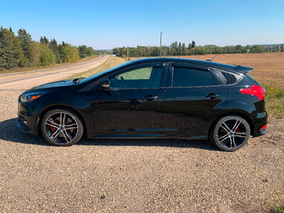 2017 Ford Focus ST . Also extra RS rims and summer tires