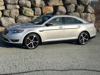 2015 Ford Taurus SEL - AWD - Only 135000 Km's -- Gorgeous!