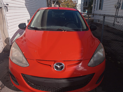 Mazda 2 rouge