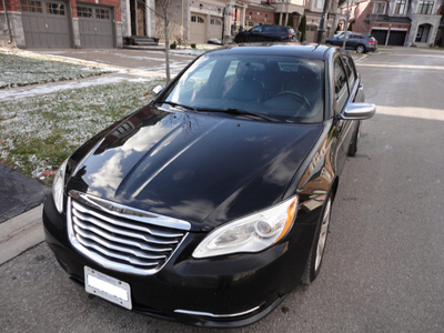 2013 Chrysler 200. (Sunroof/Leather/Starter/H,P seats. B tooth)