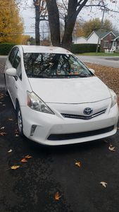 Toyota prius v 2014