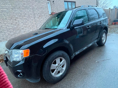 2012 Ford Escape for parts; newer battery and winter tires, RUNS