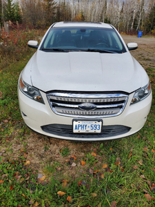 2010 Ford Taurus...leather seats...