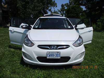 2012 HYUNDAI ACCENT*FULLY LOADED*IMPECCABLE*DRIVES FLAWLESS*NO RUST