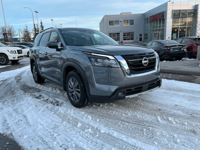 2023 Nissan Pathfinder SV 4x4 - 7 Passenger / Heated Seats