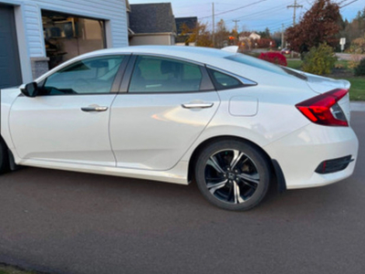 2018 White Honda Civic Touring Excellent condition low Km