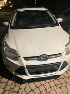 2013 Ford Focus SE ( leather seated - safety)