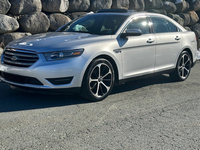 2015 Ford Taurus AWD - LOW KM's - LOADED - SUPER CLEAN!!!