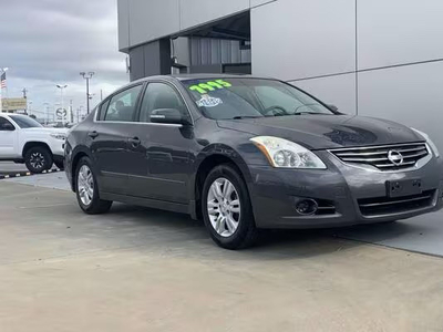 Nissan altima 2011 clean very good condition