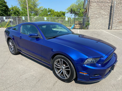 2013 Ford Mustang V6 Premium ** 5 SPEED MANUAL **