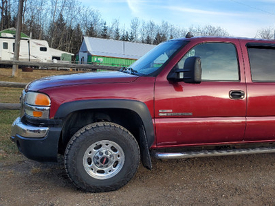 06 GMC Sierra 2500 crew cab, reliable and comfortable truck