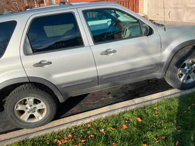 2006 SILVER FORD ESCAPE (INCLUDED WINTER TIRES). AS IS. $1300