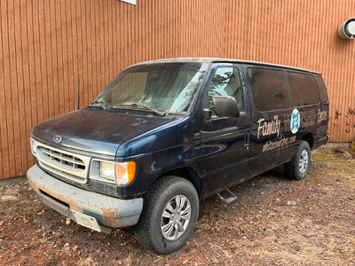 2002 Ford Econoline 15 Passenger Van
