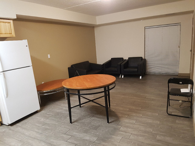 1 Room available in 5 bedroom apartment available January 1st/24