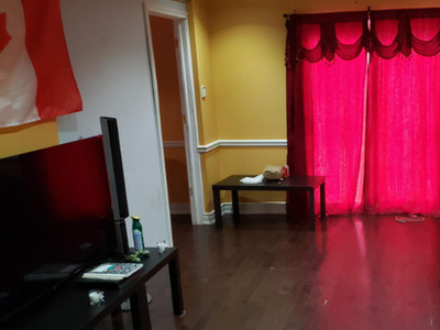 2 Bed room in upper level detached house near Sheridan college