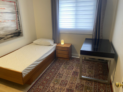 Quiet clean bedroom available in Glenmore.