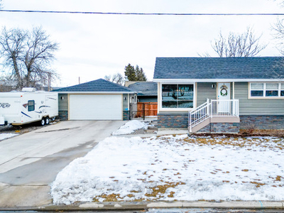 Beautiful, Turn-Key, FIVE Bedroom Cardston Home For Sale!