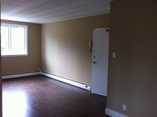 = AVAILABLE NOW! Large 1 bedroom apartment w/parking =