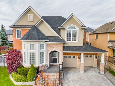 211 Robirwin St Whitchurch-Stouffville, ON L4A 0V6