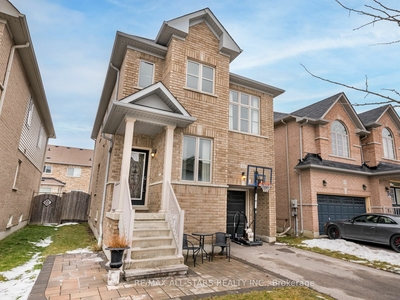 61 Wilf Morden Rd Whitchurch-Stouffville, ON L4A 0K1