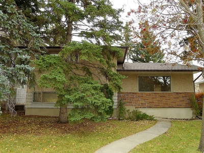 Calgary House For Rent | Charleswood | 4-level split residence situated in