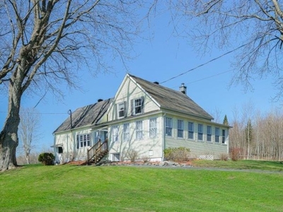 One-and-a-half-storey house for sale (Estrie)