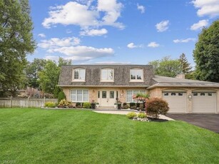 2036 Kawartha Cres