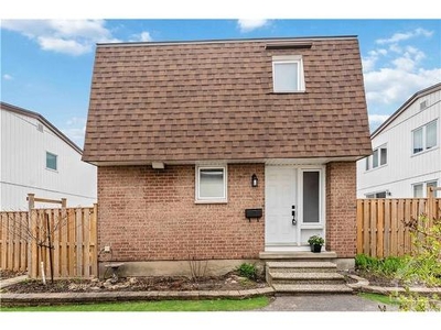 Townhouse In Rothwell Heights - Beacon Hill North, Ottawa, Ontario
