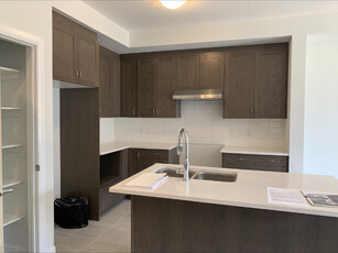 1800 sqft townhome for rent in Kanata North, $2550/mo