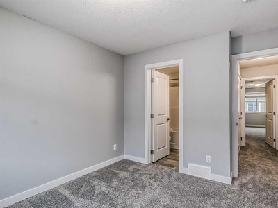 Calgary Pet Friendly Room For Rent For Rent | Sage Hill | Aesthetic 1 room w ensuite