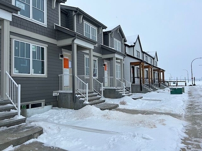Calgary Pet Friendly Townhouse For Rent | Rangeview | Brandnew freehold 3beds 2.5 baths townhome