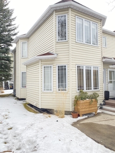 Calgary Pet Friendly Townhouse For Rent | Inglewood | Fully Furnished 2 bedroom Townhome