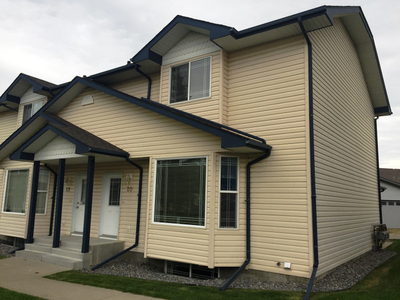 Double attached garage 2 Bed End Unit in Sylvan Lake - small dog