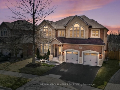 2404 Valley Forest Way Oakville, ON L6H 6W9