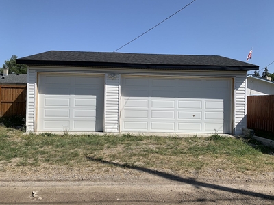 Calgary Storage For Rent | Forest Lawn | FOR RENT: triple detached garage