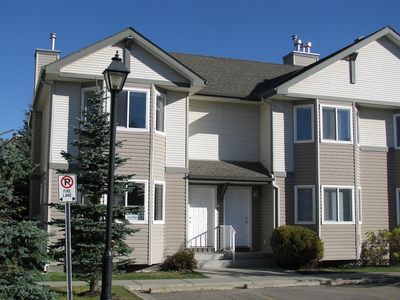 Calgary Townhouse For Rent | Royal Oak | 3 BEDROOM END UNIT ROYAL
