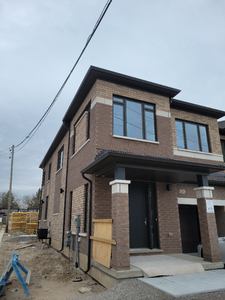 Model HomeTownhouse (Upper) is next to Barrie Go South – (Yonge