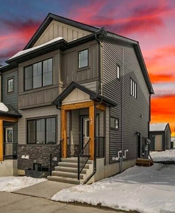 Sleek New 2 Bd /1 Bth Legal Suite w/ Private Entry Perfect for Single or Couple | 42 Silverton Glen Gate SW, Calgary