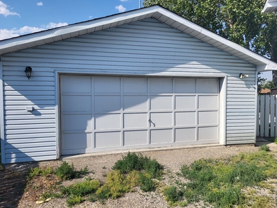 Calgary Storage For Rent | Pineridge | Oversized garage for storage